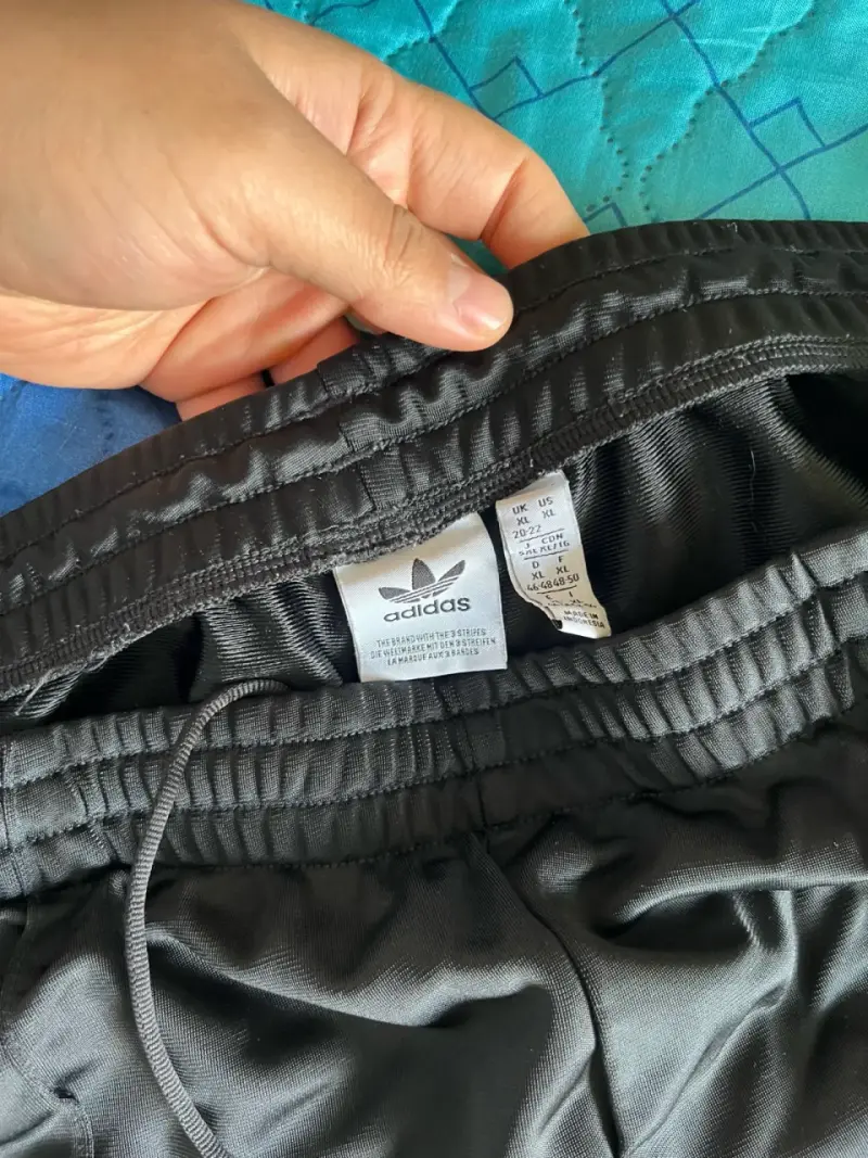 Pantalones deportivos Adidas negros con franjas - 4