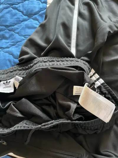 Pantalones deportivos Adidas negros con franjas - miniatura 5