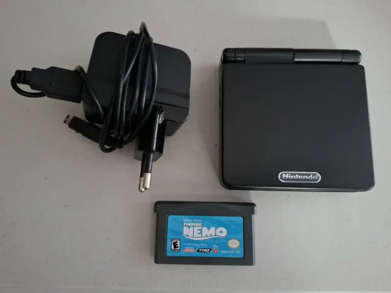 Game Boy Advance SP con juego y cargador - 1