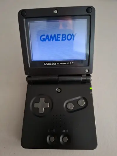 Game Boy Advance SP con juego y cargador - miniatura 2