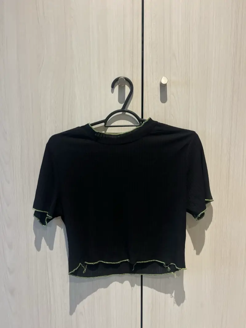 Crop Top negra con detalles verdes