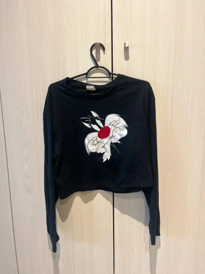 Crop Top manga larga negra con diseño animado