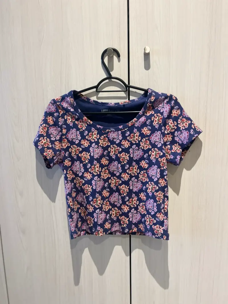Polera corta floral azul para mujer