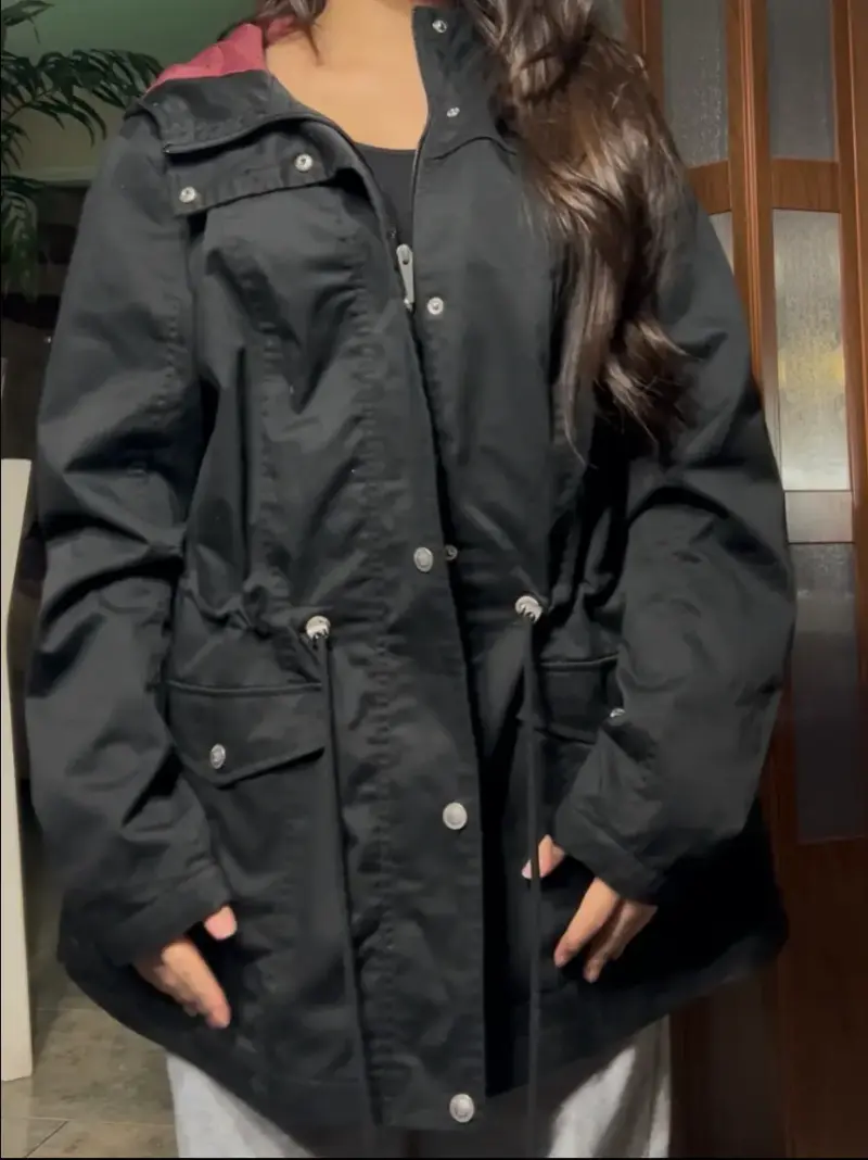 Parka negra con capucha ajustable para mujer