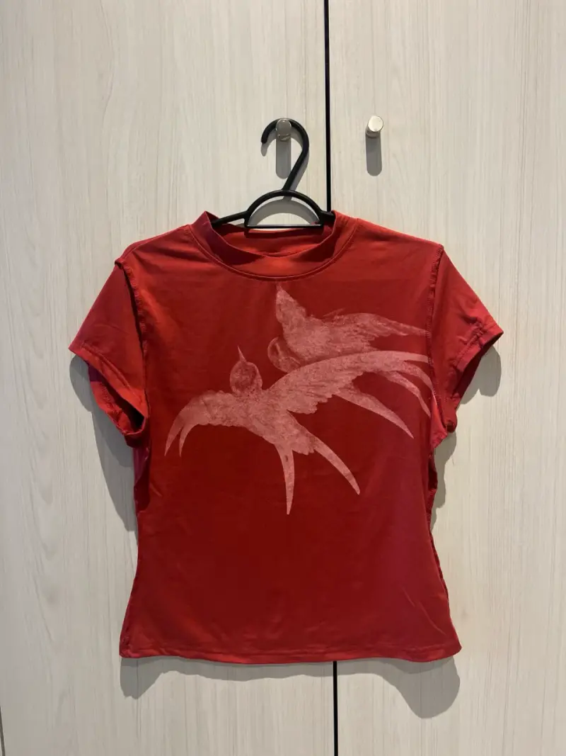 Polera roja con diseño de aves