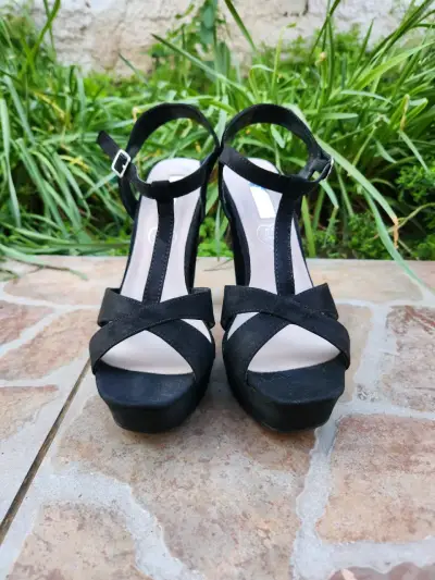 Sandalias de tacón alto negras elegantes - miniatura 1