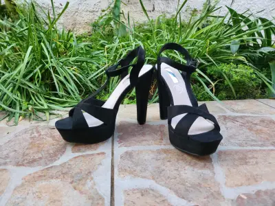 Sandalias de tacón alto negras elegantes - miniatura 2