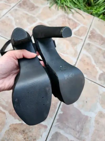 Sandalias de tacón alto negras elegantes - miniatura 4