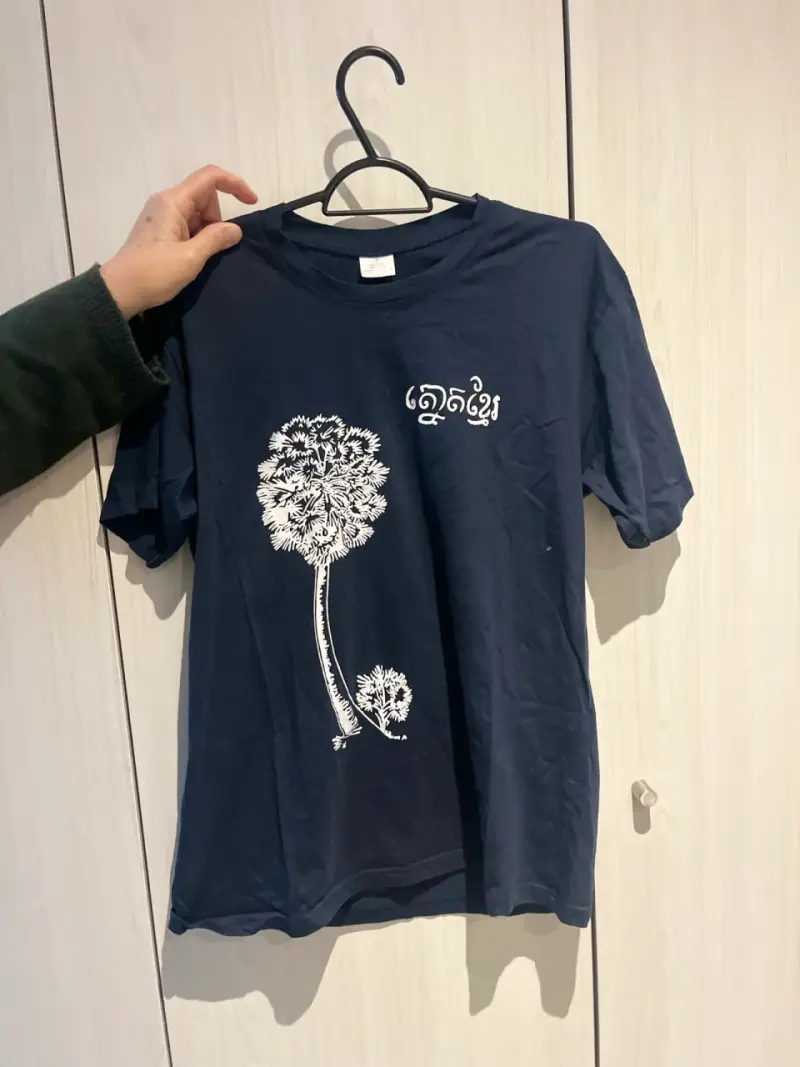 Polera azul con diseño floral blanco Cambodia