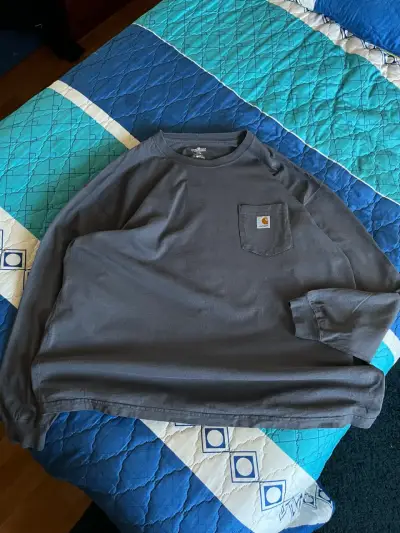 Polera manga larga Carhartt gris con bolsillo - miniatura 1