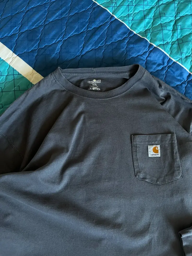 Polera manga larga Carhartt gris con bolsillo - 2