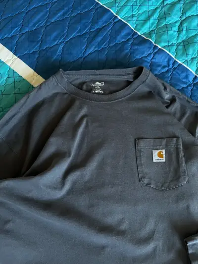 Polera manga larga Carhartt gris con bolsillo - miniatura 2