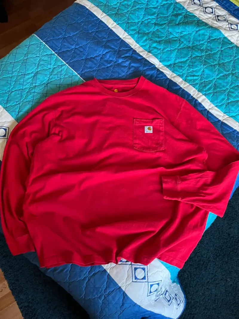 Polera manga larga roja Carhartt con bolsillo - 1