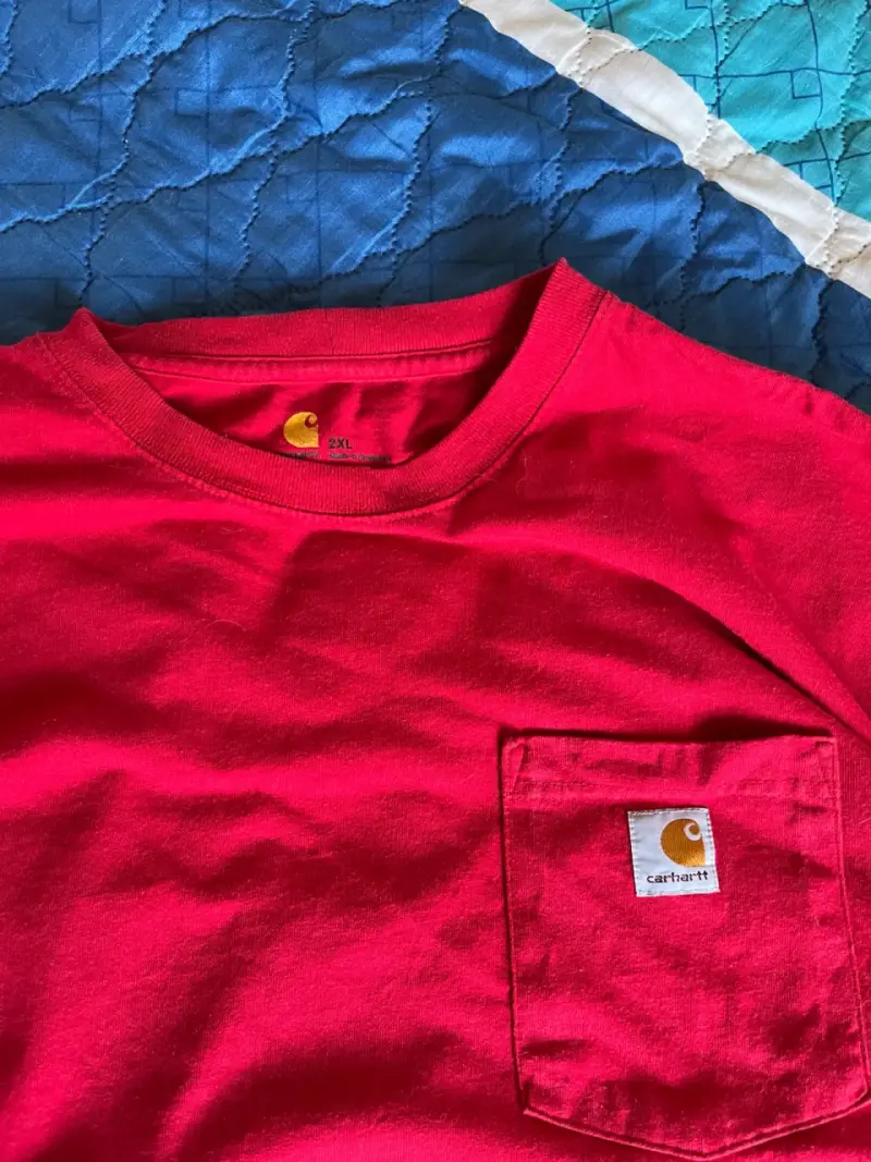 Polera manga larga roja Carhartt con bolsillo - 3