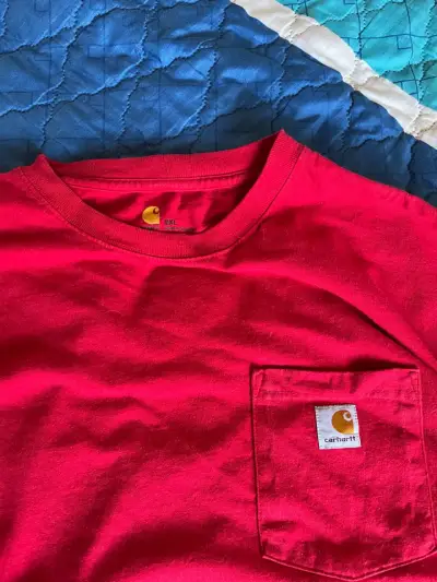 Polera manga larga roja Carhartt con bolsillo - miniatura 3