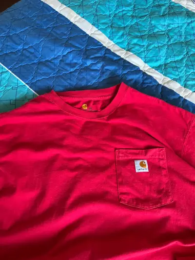 Polera manga larga roja Carhartt con bolsillo - miniatura 4