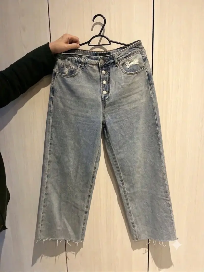 Jeans de mujer desgastados con botones