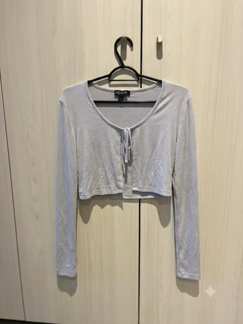 Polera crop top gris con lazo