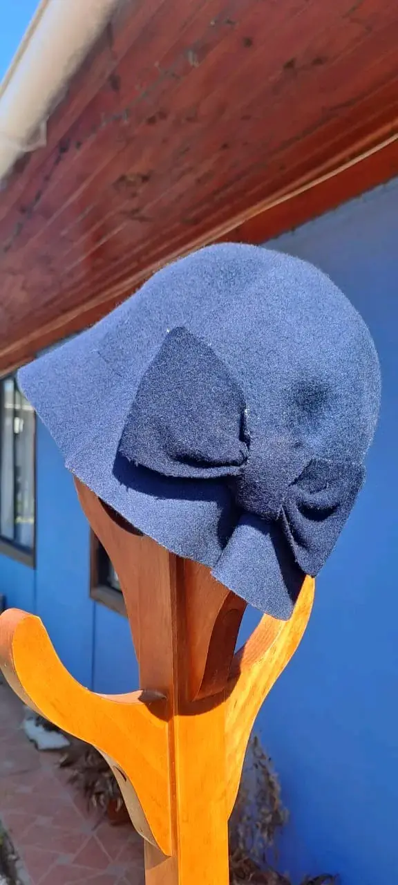 Sombrero azul con lazo decorativo