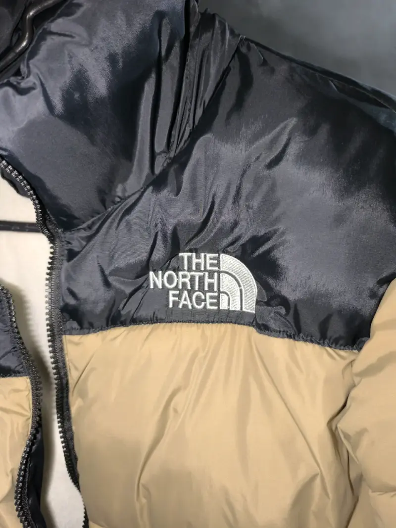 Chaqueta acolchada The North Face beige y negra - 3