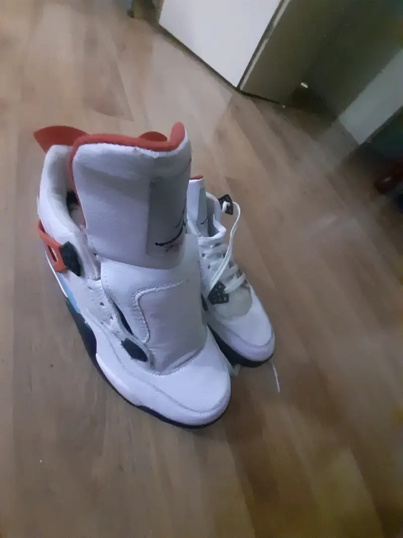 Zapatillas deportivas blancas con detalles rojos