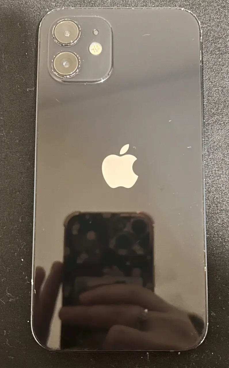 iPhone 12 en buen estado color negro - 1