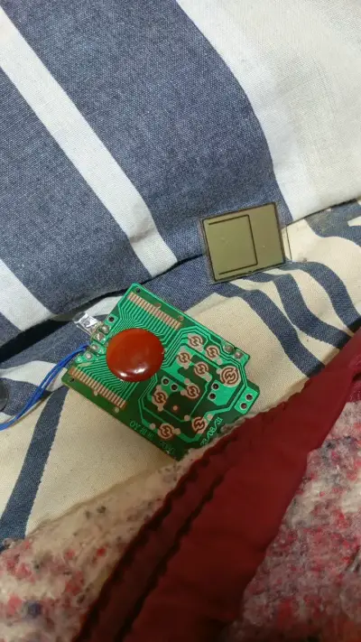 Circuito impreso con LED y botón - miniatura 1
