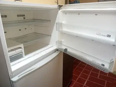 Refrigerador de dos puertas con congelador superior - miniatura 1