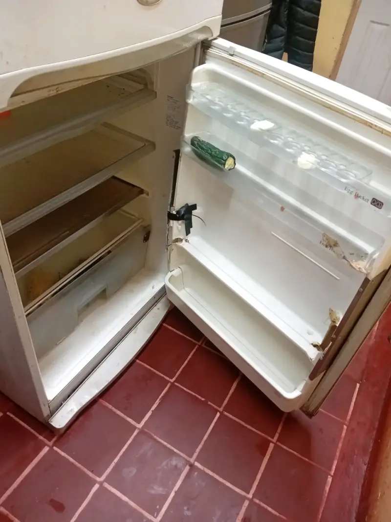 Refrigerador de dos puertas con congelador superior - 2