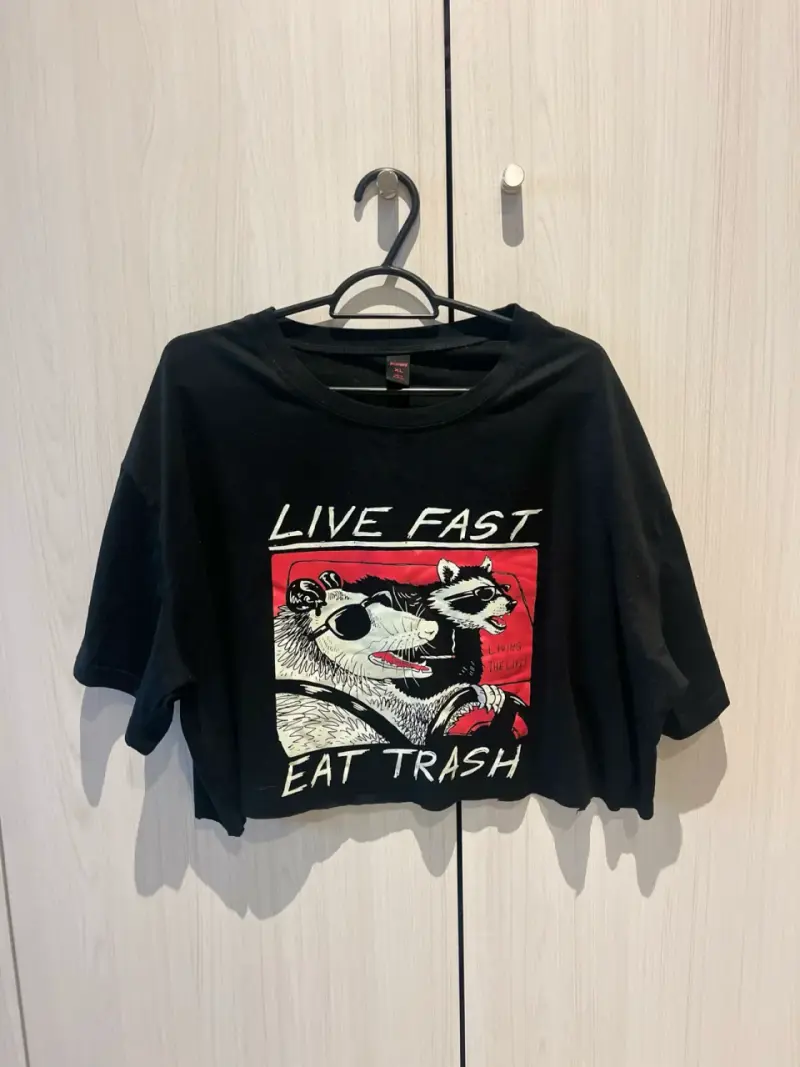 Crop Top diseño gráfico 'Live Fast Eat Trash