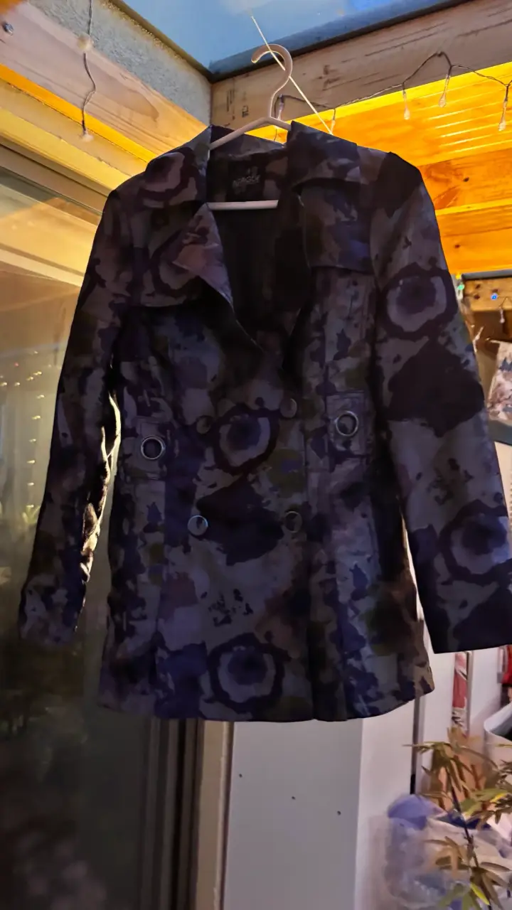 Abrigo estampado floral para mujer