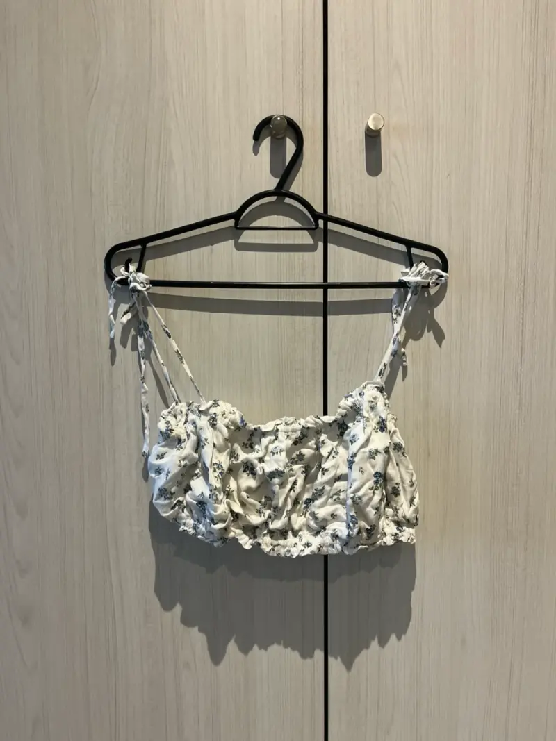 Top corto floral con tirantes ajustables