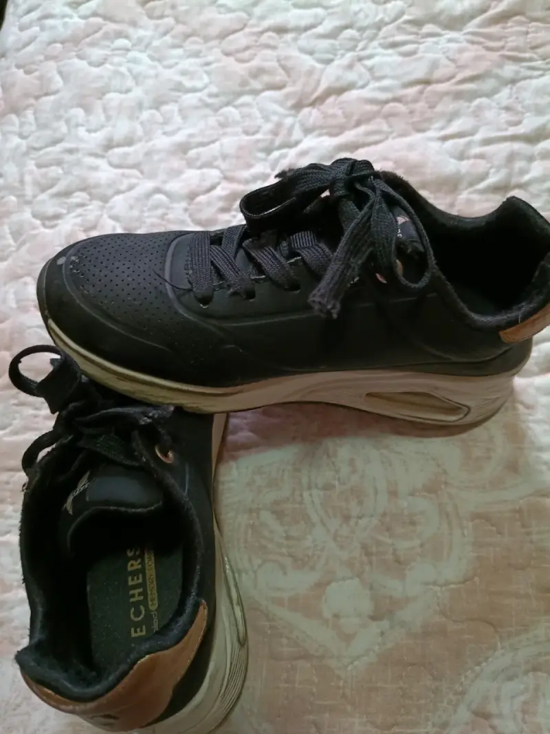 Zapatillas deportivas negras Skechers para niña