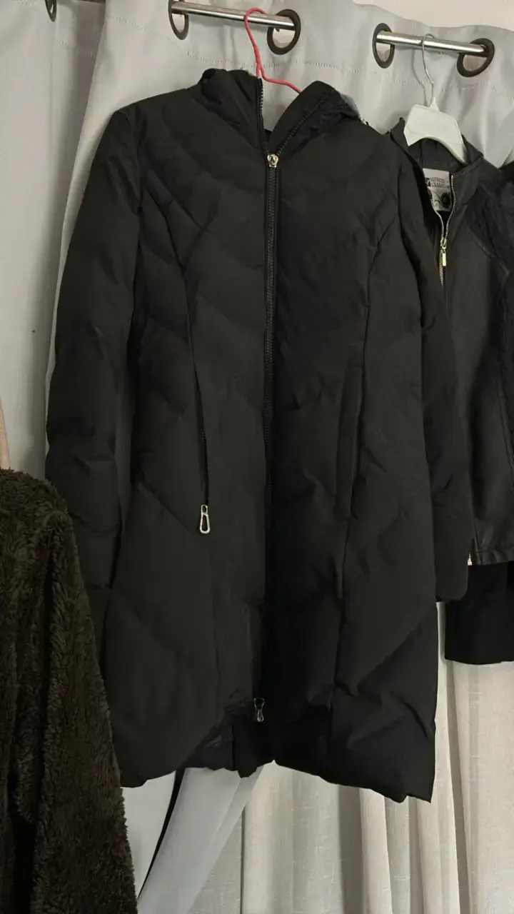 Abrigo negro acolchado con capucha para mujer