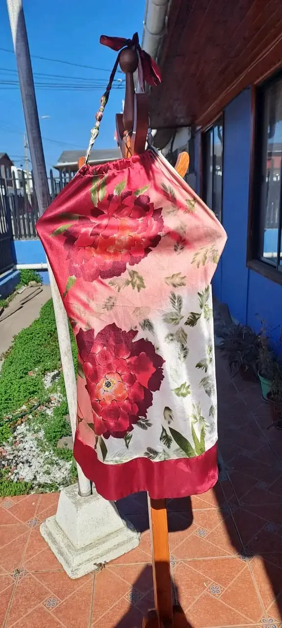 Miniestido de tela floral rojo y blanco