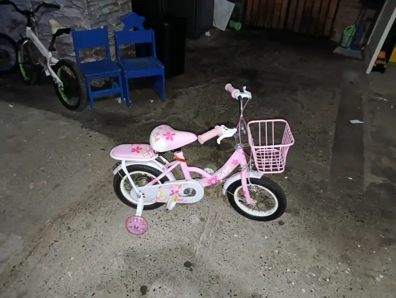 Bicicleta infantil rosada con canasto y rueditas - 1