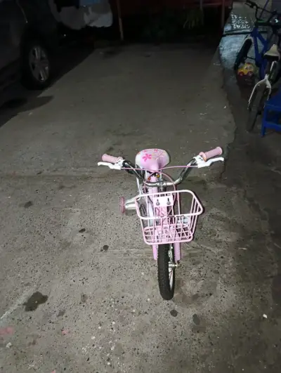 Bicicleta infantil rosada con canasto y rueditas - miniatura 2