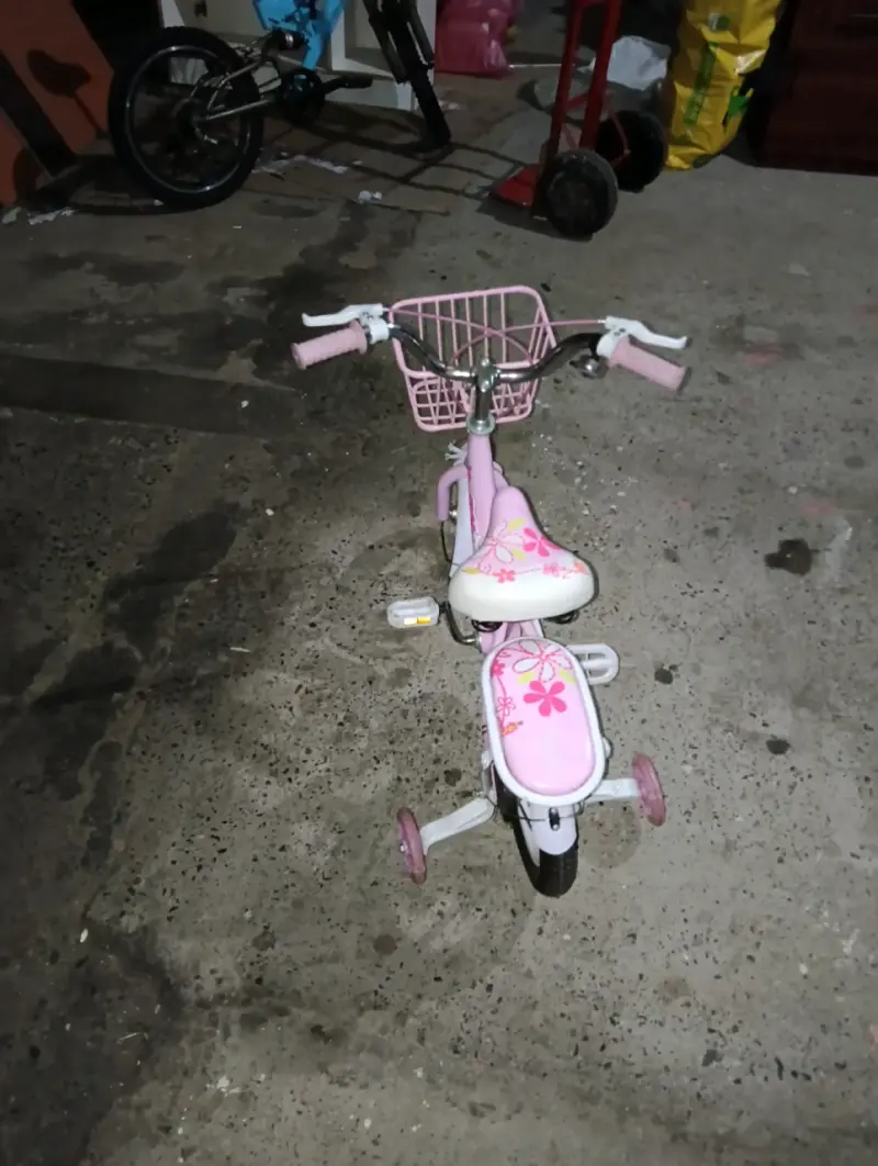 Bicicleta infantil rosada con canasto y rueditas - 3
