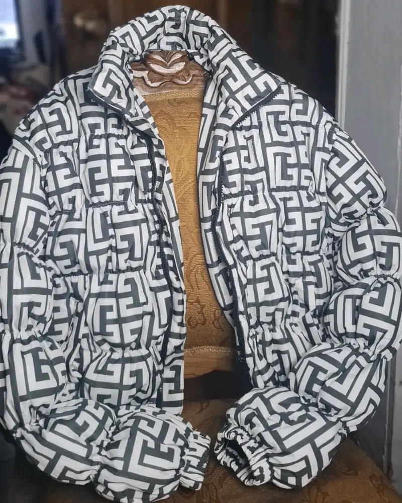 Chaqueta acolchada con diseño geométrico en blanco y negro