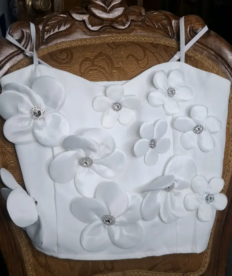 Top blanco con flores decorativas - 1