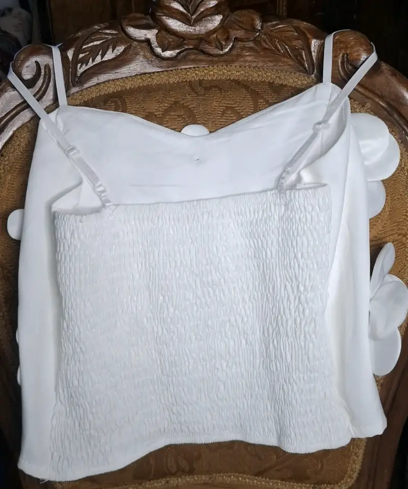 Top blanco con flores decorativas - 2