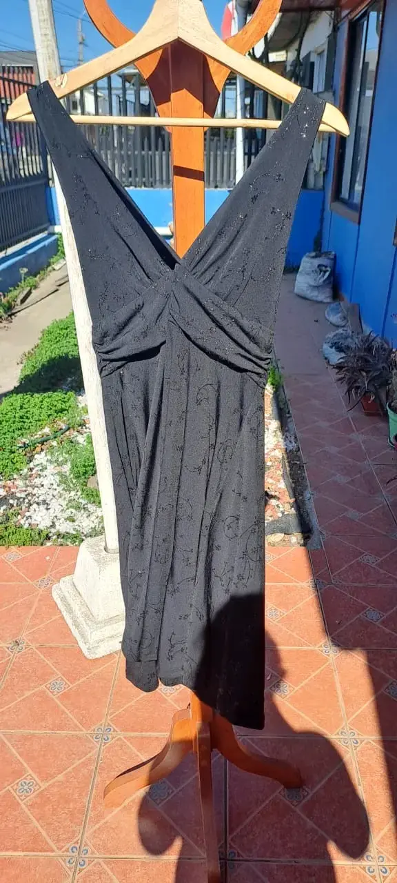 Vestido negro elegante para mujer
