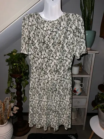 Vestido Mango Nuevo floral con escote en V - miniatura 2