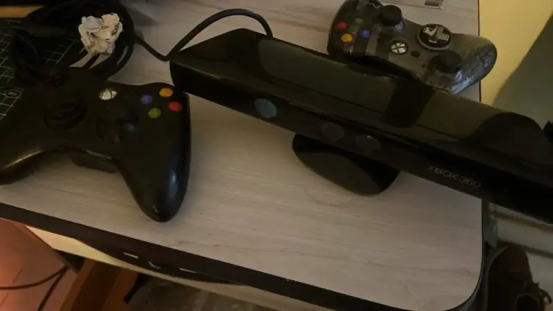 Consola Xbox 360 con accesorios y Kinect - 3