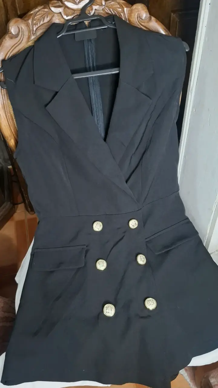 Vestido blazer negro con botones dorados