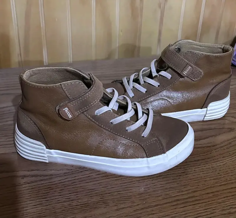 Zapatillas altas marrones para niño marca Ficcus - 1