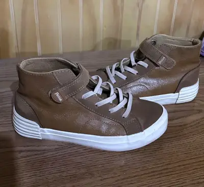 Zapatillas altas marrones para niño marca Ficcus - miniatura 1