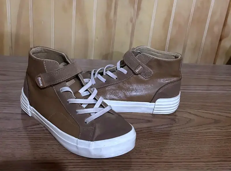 Zapatillas altas marrones para niño marca Ficcus - 2
