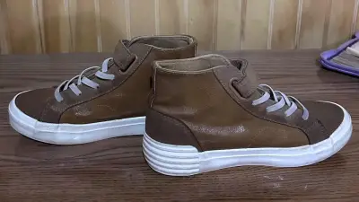 Zapatillas altas marrones para niño marca Ficcus - miniatura 3