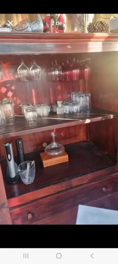 Vitrina de Madera con Puertas de Rejilla - miniatura 1